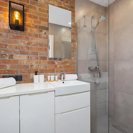 Turquoise Studio With Balcony & Air Conditioning By Renters Daire