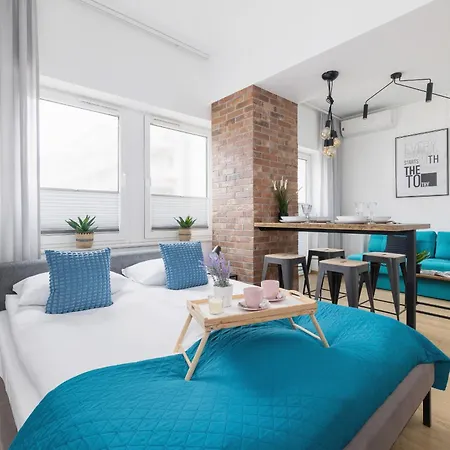 Turquoise Studio With Balcony & Air Conditioning By Renters *