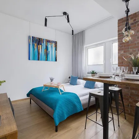 Turquoise Studio With Balcony & Air Conditioning By Renters